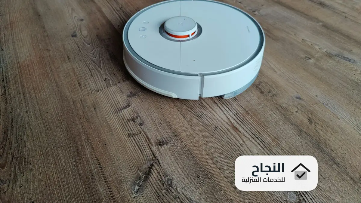 رجل ينظف المسجد
