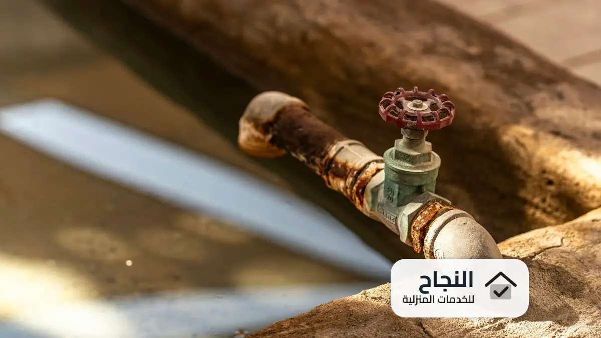 عامل كشف تسربات المياه بالرياض